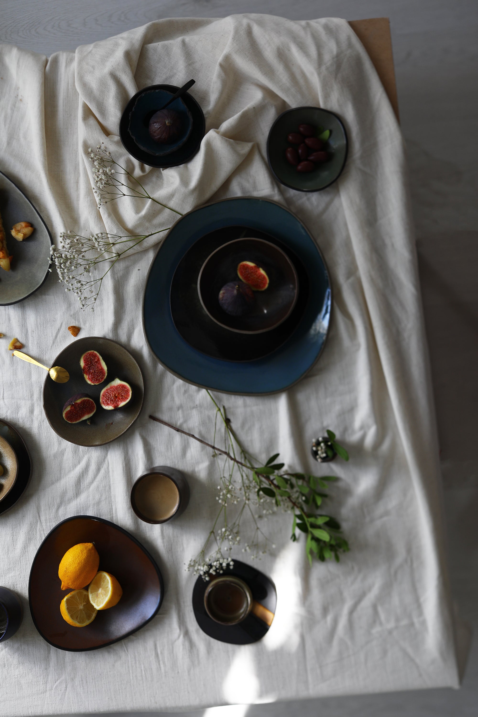 Dinner Plate in Midnight Moss