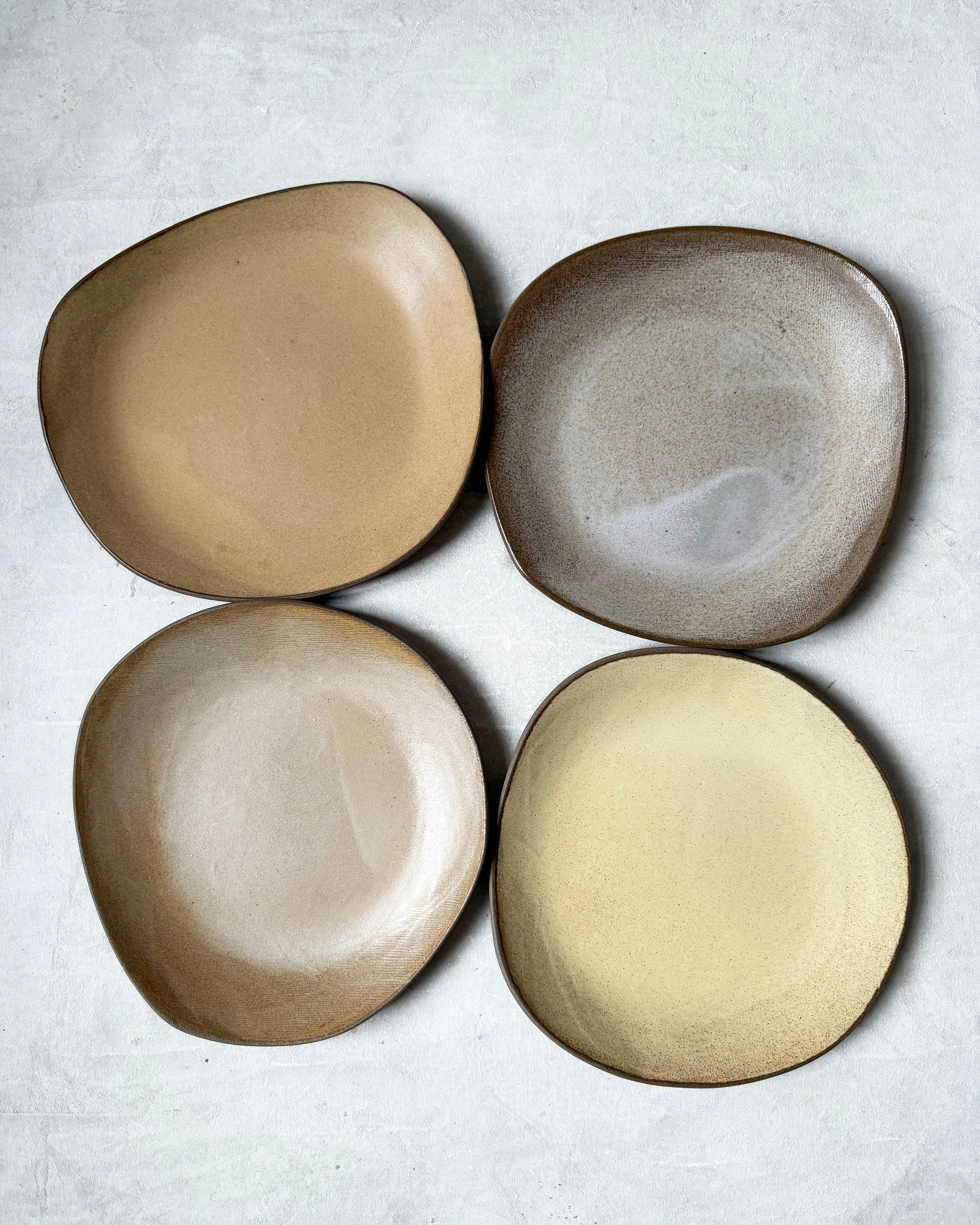 Dinner Plate in Satin Almond