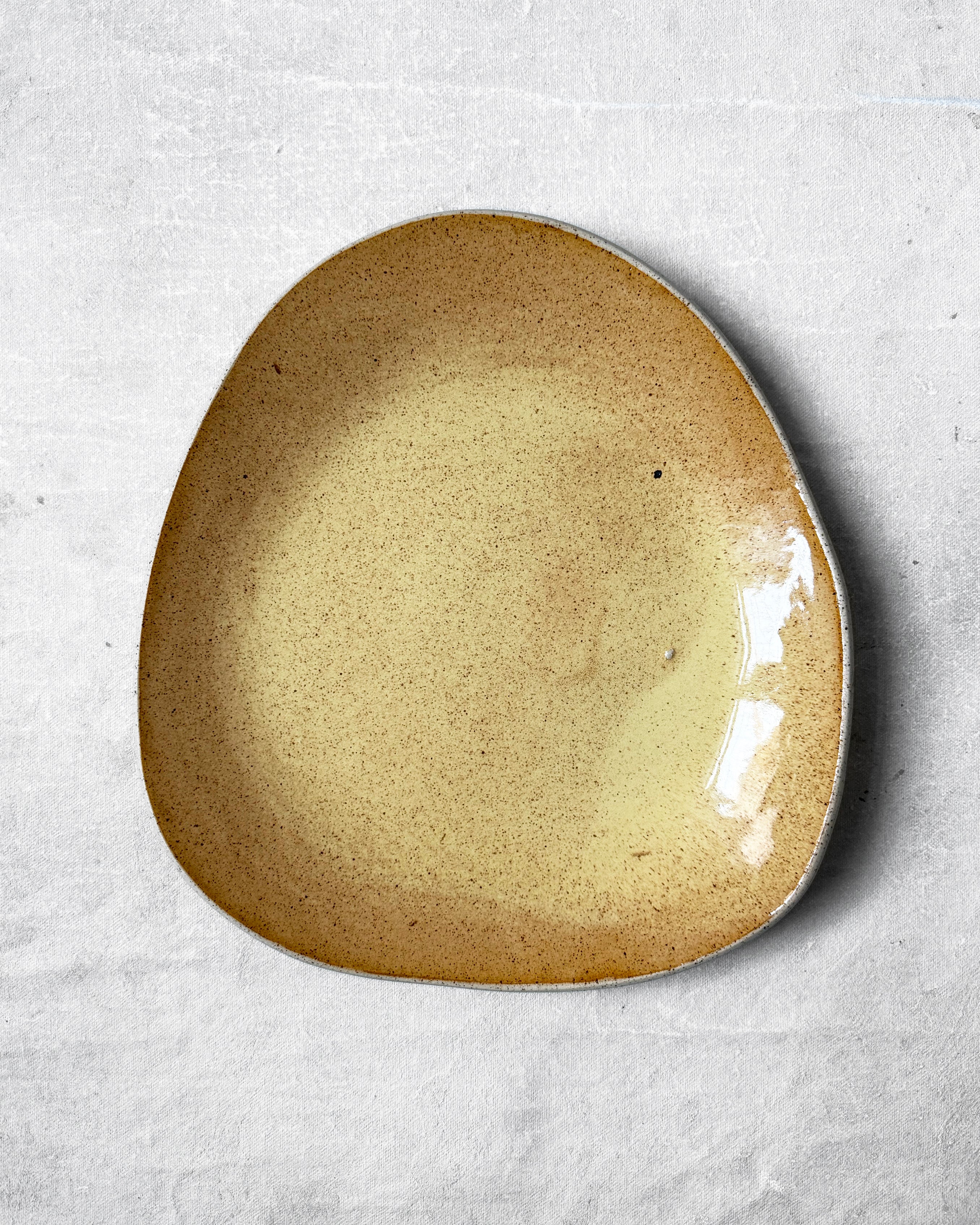 Dinner Plate in Honey